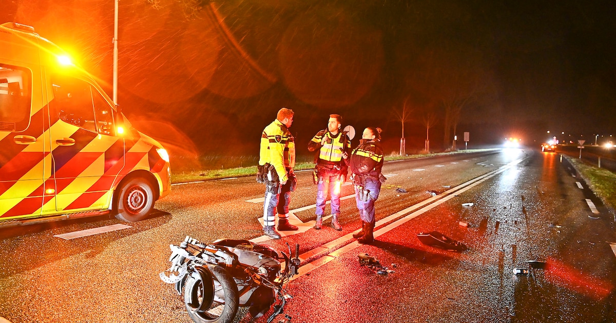 Scooter total loss door botsing met auto in Valkenswaard, slachtoffer naar ziekenhuis | 112 nieuws V