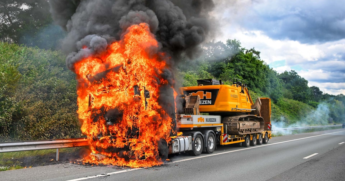 Uitgebrande vrachtwagen op A2 bij Leende zorgt voor lange file richting Eindhoven