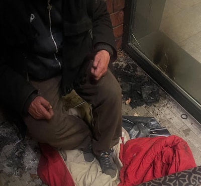 Man sticht brandjes in Eindhovens portiek en wordt aangehouden, blijkt mes op zak te hebben