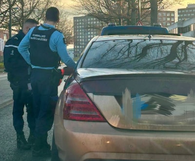 ‘Spookvoertuig’ in beslag genomen bij Eindhoven Airport: bestuurder krijgt drie bekeuringen en mag l