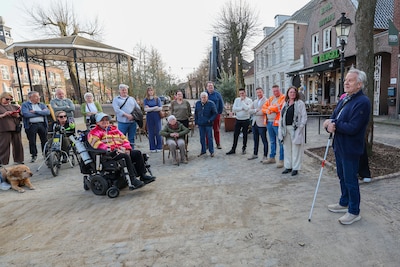 Loopstrook maakt Eerselse Markt toegankelijker: ‘Iedereen wil weleens een lekker terrasje meepikken’