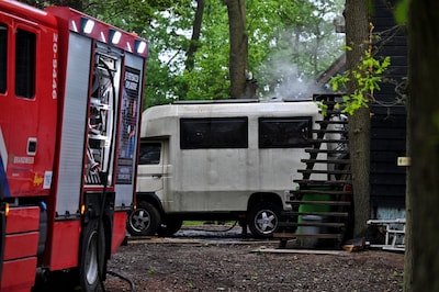 Camper aan de binnenkant flink beschadigd door brand in Tilburg