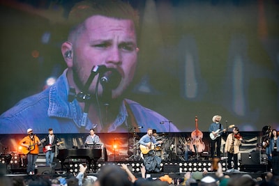 Cowboyhoeden, regen en meezingers: countryster Zach Bryan verovert Philips Stadion