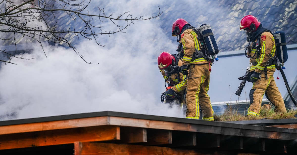 Uitslaande brand in meerdere woningen in Geldrop: brandweer rukt massaal uit