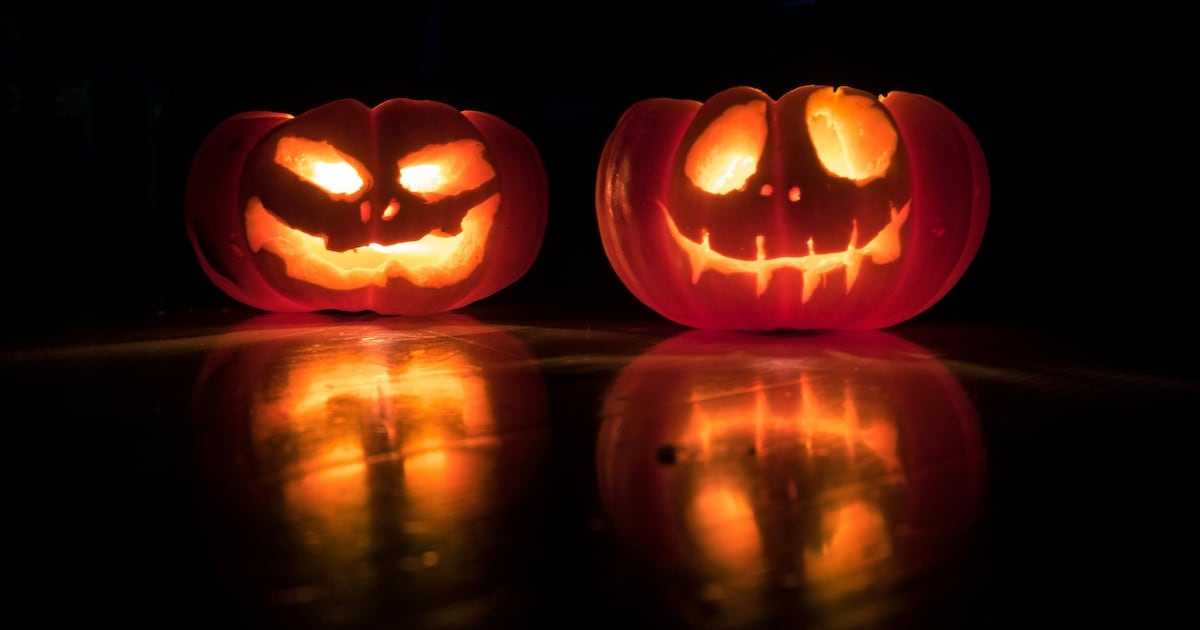 Verklede kinderen gaan langs de deuren tijdens Halloween in Schijndel