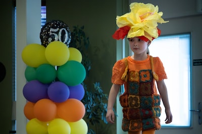 Nel en Jeanne lopen op de catwalk ter ere van 50 jaar Eerdbrand: ‘Het is prachtig gemaakt en ontzettend leuk om te laten zien’