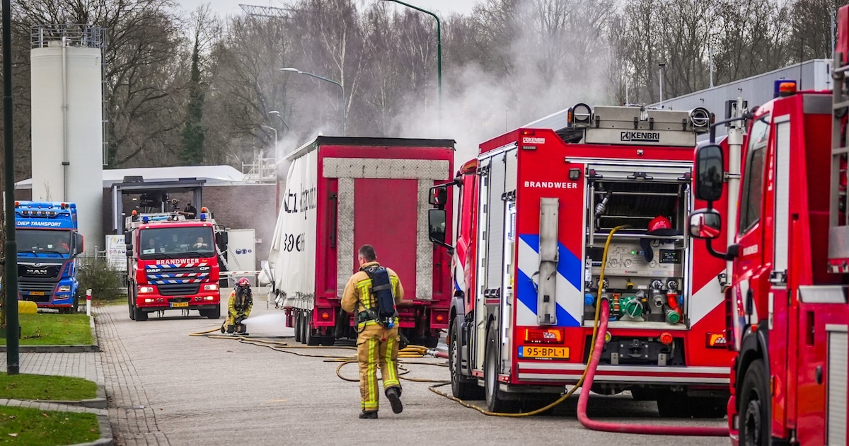 Trailer met daarin heftrucks en palletwagens vat vlam in Son, onder meer accu’s in brand