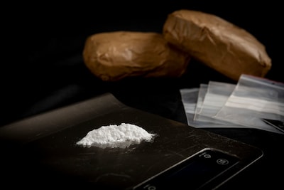 Miljoenen aan drugs en een Kalasjnikov gevonden bij controles in Eindhoven en omgeving, ook meerdere aanhoudingen