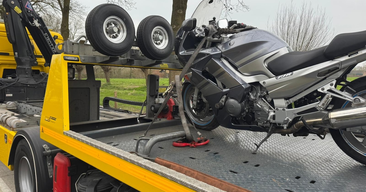 Motorrijder raakt gewond bij botsing met busje in Elsendorp