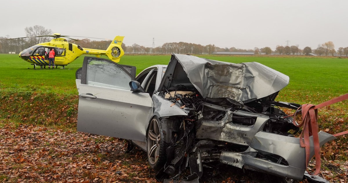 Twee gewonden bij ongeval in Someren: auto komt tot stilstand tegen boom