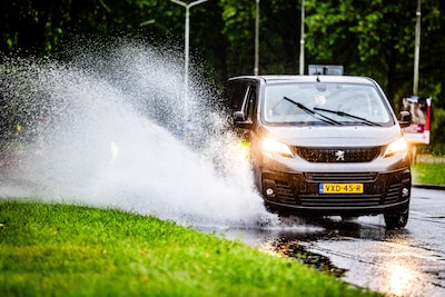 Komende dagen stevige buien, onweer en flink koele