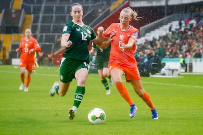 LIVE WK-kwalificatie | Geloof terug bij Oranje: invalster Pelova maakt gelijk in Ierland, nog een doelpunt nodig voor ploeg van Veurink