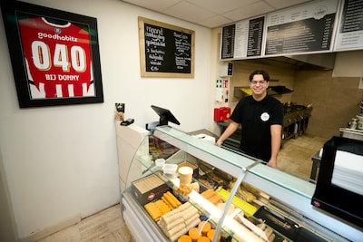 Donny is pas 16 en heeft al een eigen snackbar in Geldrop én een eigen snack: ‘Die loopt ook best go