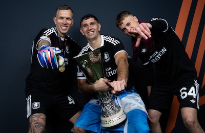 WK in gevaar voor Emiliano Martínez? Argentijnse doelman keepte Europa League-finale met gebroken vinger