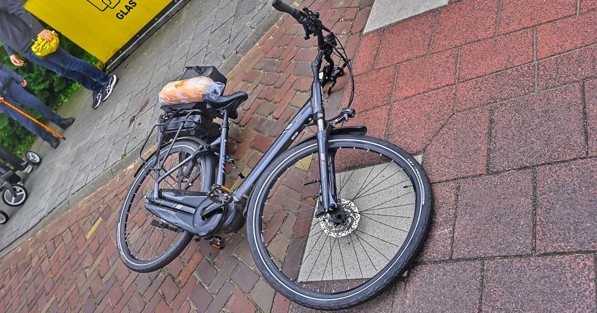 Fietser valt hard op rotonde in Valkenswaard bij botsing met auto, buurt wil stopborden