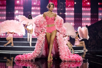 Dit was de Victoria’s Secret Show 2025: hoogzwanger model opent spektakel, Doutzen en Gigi schitteren op catwalk