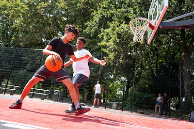 Tilburg grijpt in na klachten over gebonk bij basketbalveld: ‘Soms begonnen ze om 4 uur ’s morgens’