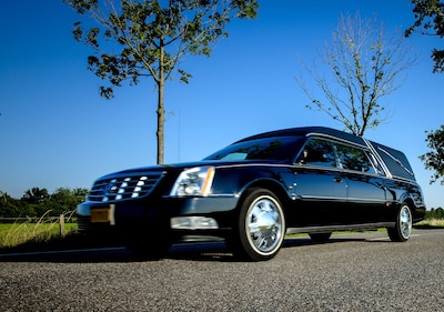 Dat achter in de lijkwagen iets héél anders dan een lichaam zat, wist de bijrijder (52) wel degelijk