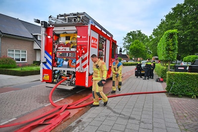 Brand in schuur bij kapsalon in Bladel, zwarte rook uit dak