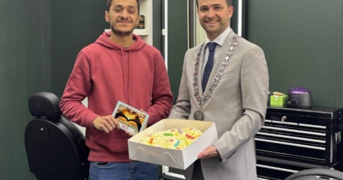 Hairdresser Omar just opened his salon in Leende when a hateful letter arrives: mayor visits with ca