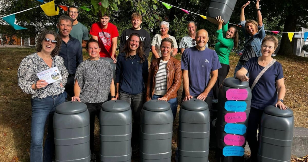 Buurtteam deelt regentonnen uit in Boxtel