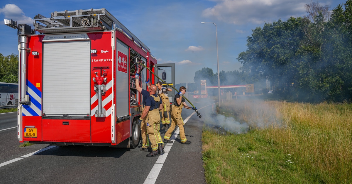 Bermbrand langs A67 bij Geldrop zorgt voor files, tankstation uit voorzorg afgezet