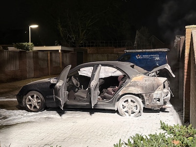 Brand aangestoken in Vlijmen, auto gaat in vlammen op