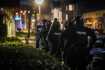 Vijf invallen tegelijk in Eindhoven: agenten met zware vesten ter plaatse