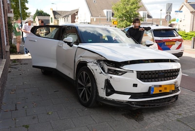 Auto schiet na botsing door op kruising in Kaatsheuvel en raakt woning en geparkeerde auto