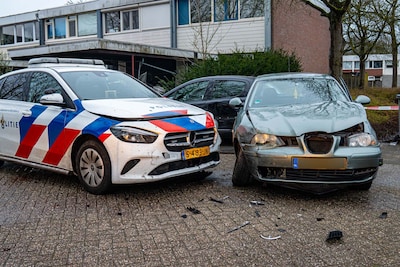 Politie ramt auto in Helmond om achtervolging te stoppen: bestuurder (36) mogelijk onder invloed van