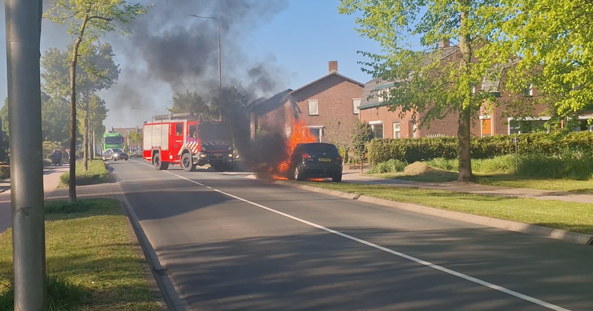 Auto uitgebrand op de Rijksweg in Velden