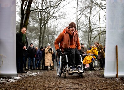 In Reusel kunnen rolstoelers dankzij speciaal pad nu het buitengebied in: ‘Eindelijk naar het vakant