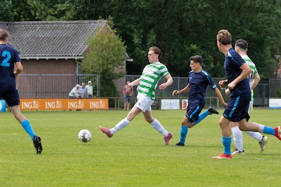 Promotiestrijd De Raven krijgt een vervolg dankzij wereldgoal Wes van Herk: ‘Ik weet eigenlijk niet hoe ik het deed’