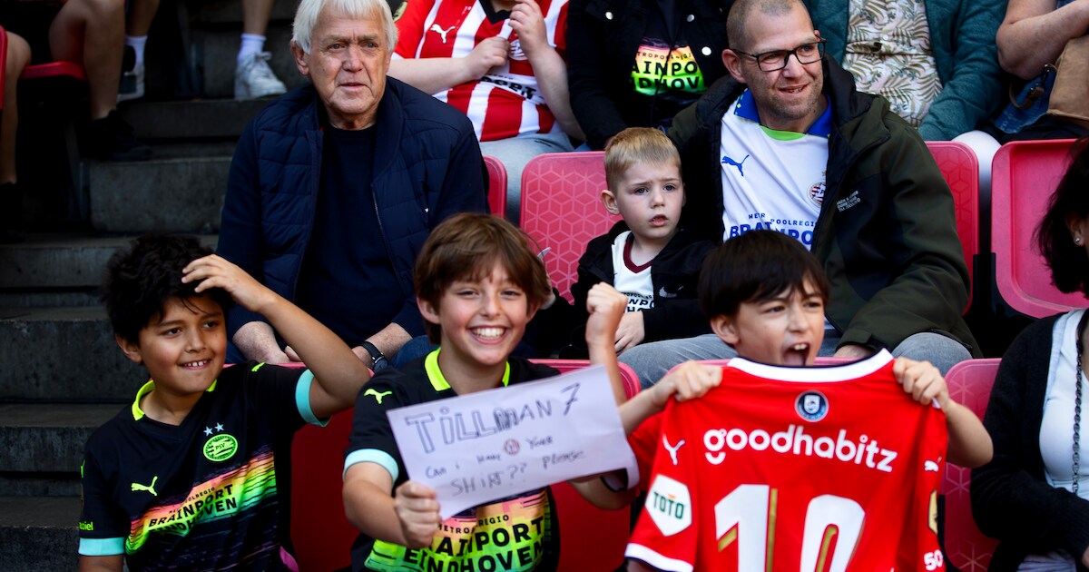 Enthousiaste fans bij open PSV-training: ‘De bandjes van de platte kar ...