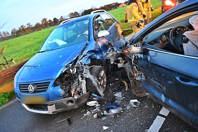 Grote schade na frontale botsing in Bergeijk: complete delen van auto’s liggen verspreid op de weg