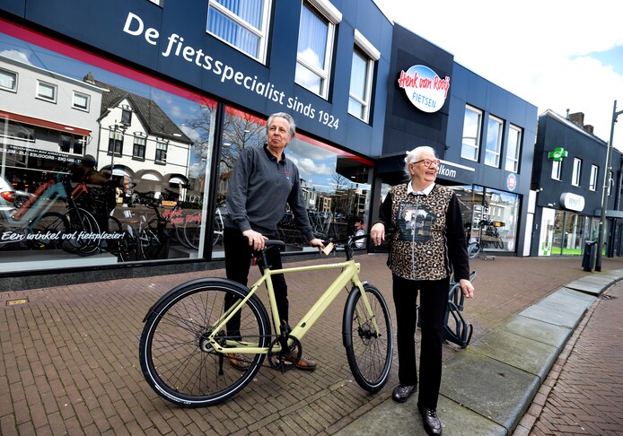 Bij Henk van Rooij verkopen ze al een eeuw fietsen: ‘Bandje even ...