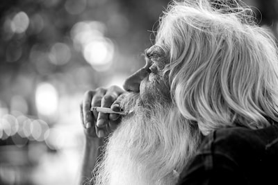 De man met de hond en het biertje uit het Wilhelminapark is overleden.