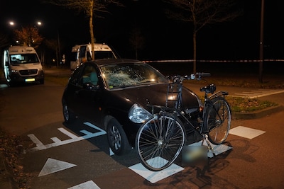 Fietsster (16) botst met auto in Vught en raakt zwaargewond, traumahelikopter landt langs N65