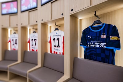 PSV heeft de komende jaren een nieuwe mouwsponsor én gaat in de auto (deels) aan de stekker