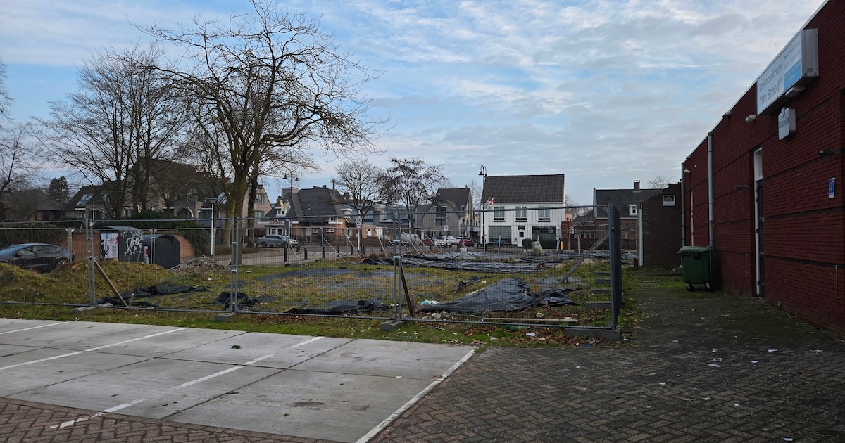 Er is niets veranderd op dit omstreden parkeerterrein in Stiphout en dat moet voor 9 maart echt wel 
