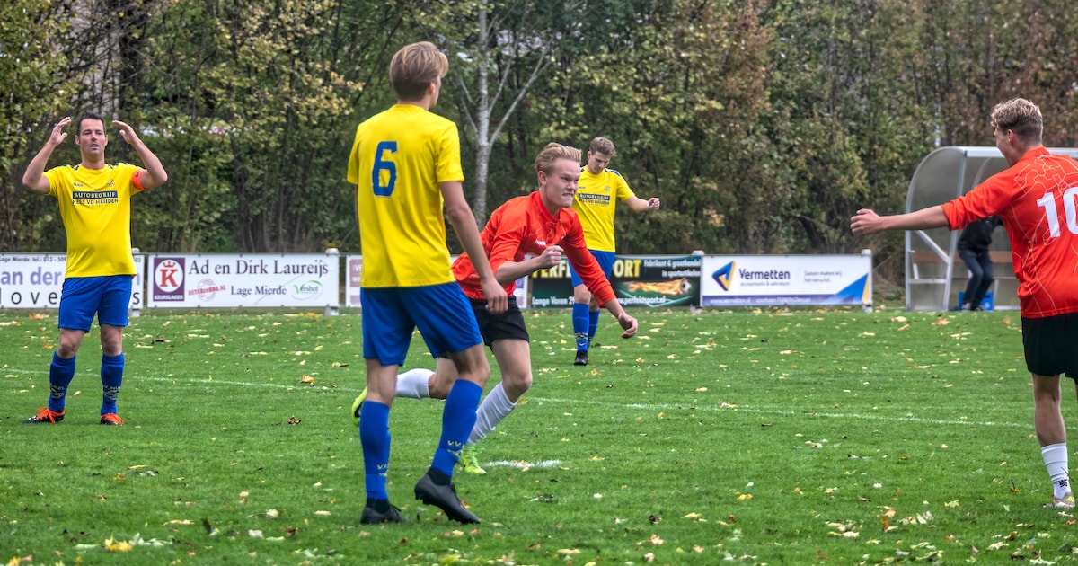 Arbiter staakt wedstrijd na bedreiging met de dood: ‘Zo’n dorpsgek bederft het voor iedereen’