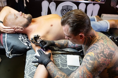 Jim (41) zette in dertig jaar duizenden tattoos, de meest speciale zetten zijn kinderen bij hem
