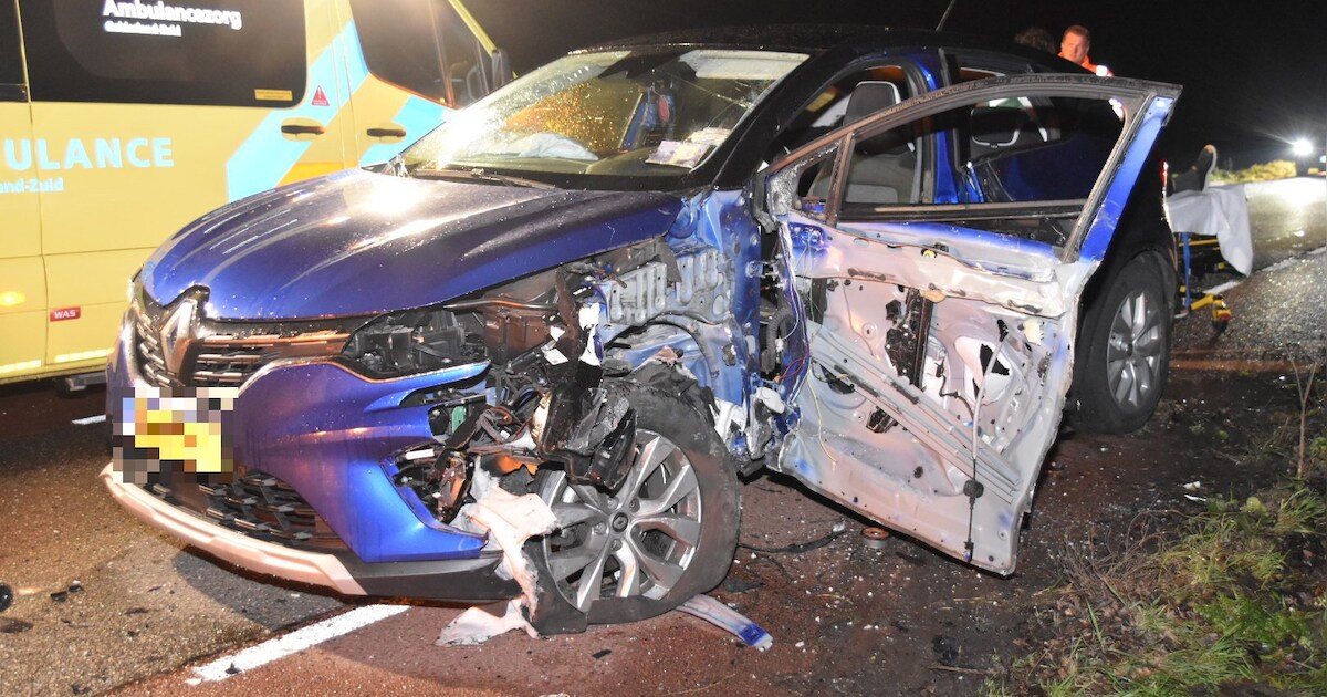 Auto en tractor botsen op elkaar in Nederhemert-Zuid: automobilist gewond, voertuigen zwaar beschadi