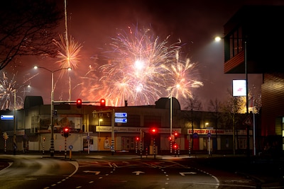 LIVE Oud en Nieuw in Brabant | Auto’s en daken in brand door vuurwerk, maar jaarwisseling leverde oo