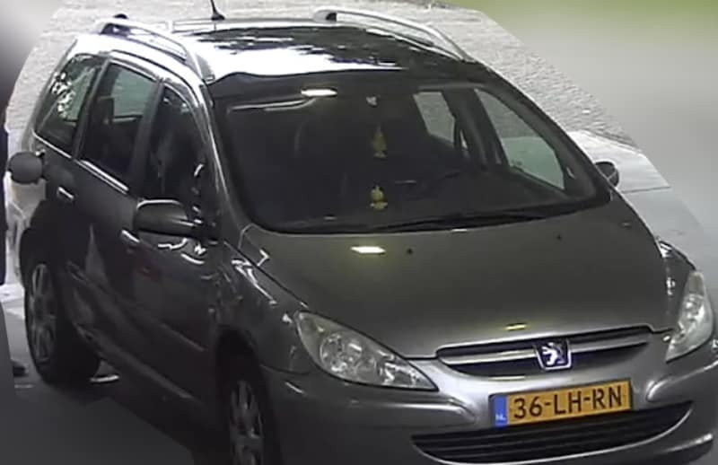 De politie verspreidde zondag beeldmateriaal van de verdachte, zijn auto en het mogelijke slachtoffer.