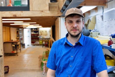 In deze werkplaats kan Teun Zwets ‘keihard knallen’