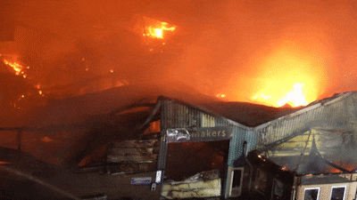 Hoe 85 brandweerlieden een grote brand bestrijden zonder bluswater in de buurt