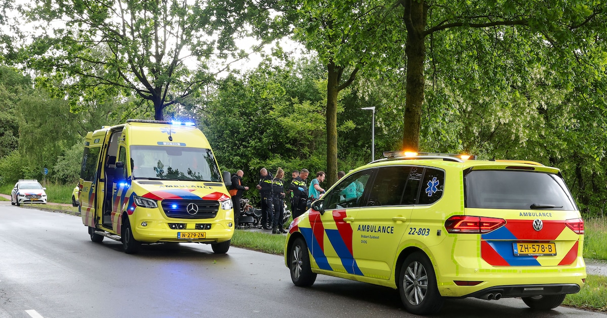 Motorrijder glijdt van de weg in Veldhoven, bijrijdster raakt ernstig gewond