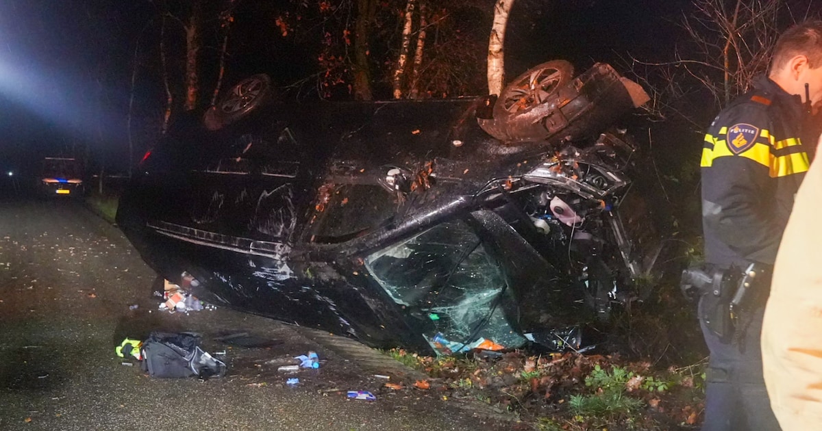 Busje botst tegen boom en belandt op zijkant in Lierop, man naar ziekenhuis