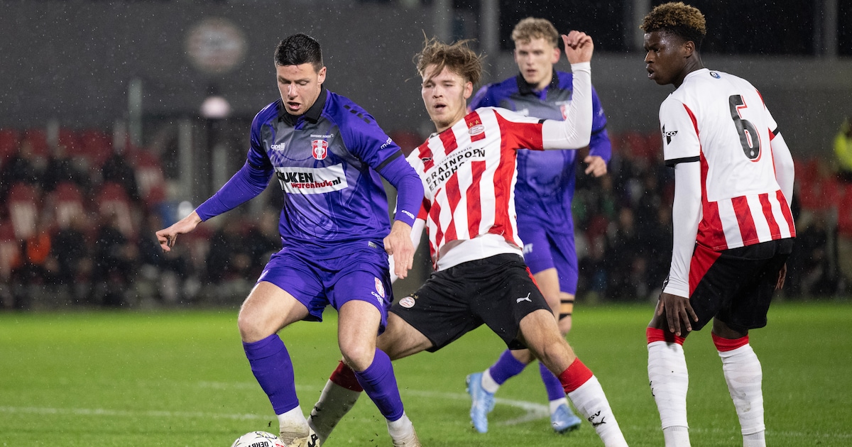 Jong PSV pakt na boeiende strijd met FC Dordrecht een punt, met andere ...